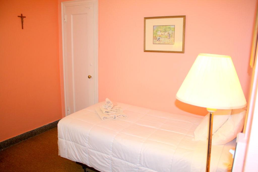 Leo House - Single Room With Private Bathroom