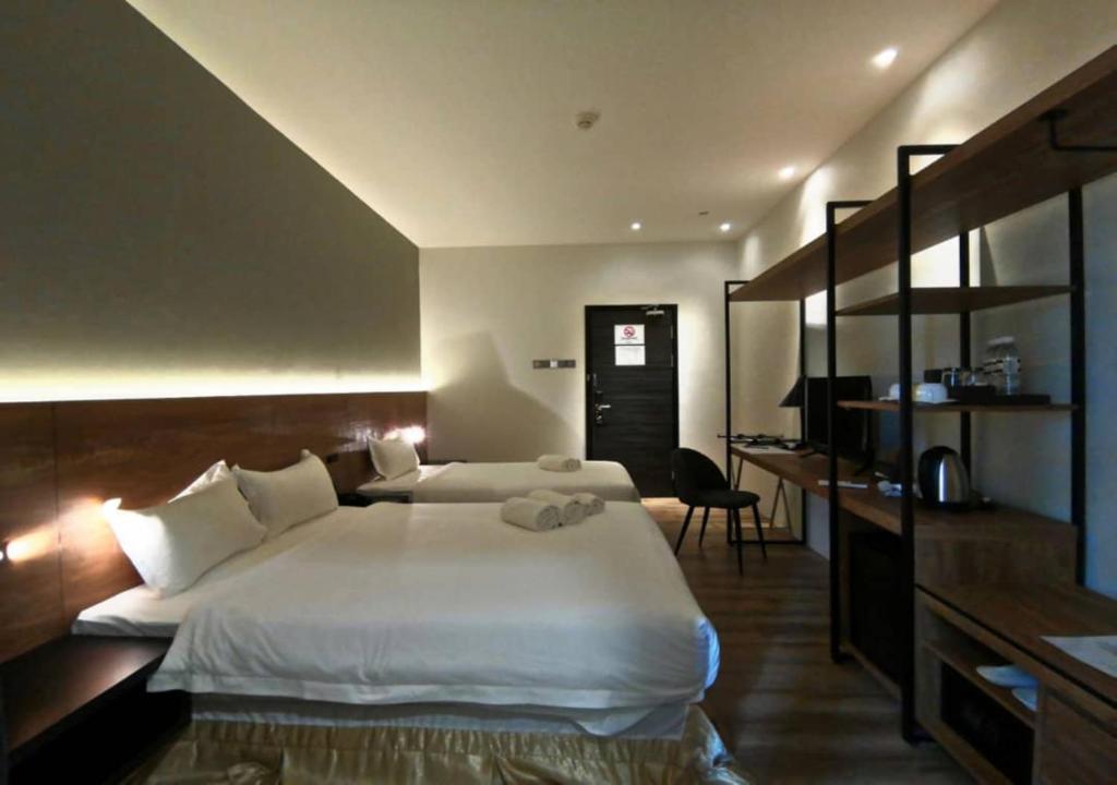 Postel nebo postele na pokoji v ubytování Roxy Hotel Padungan