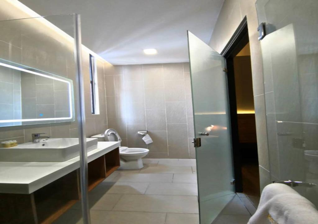 Koupelna v ubytování Roxy Hotel Padungan