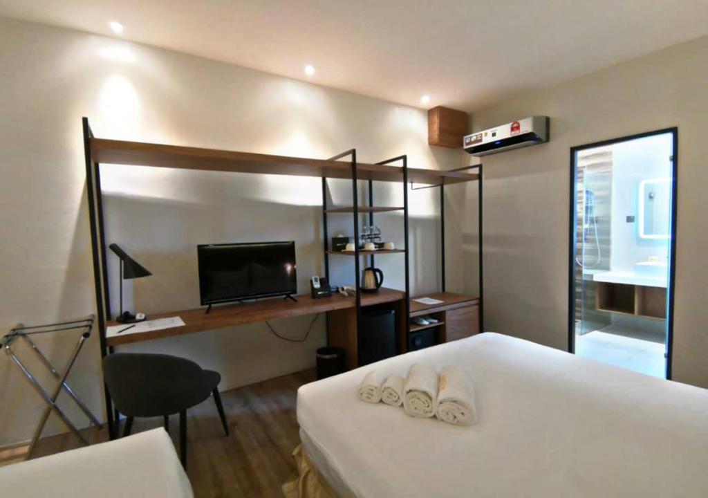 Postel nebo postele na pokoji v ubytování Roxy Hotel Padungan