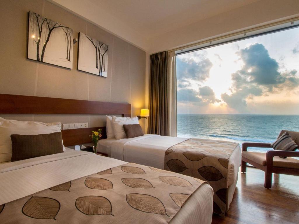 Postel nebo postele na pokoji v ubytování The Ocean Colombo