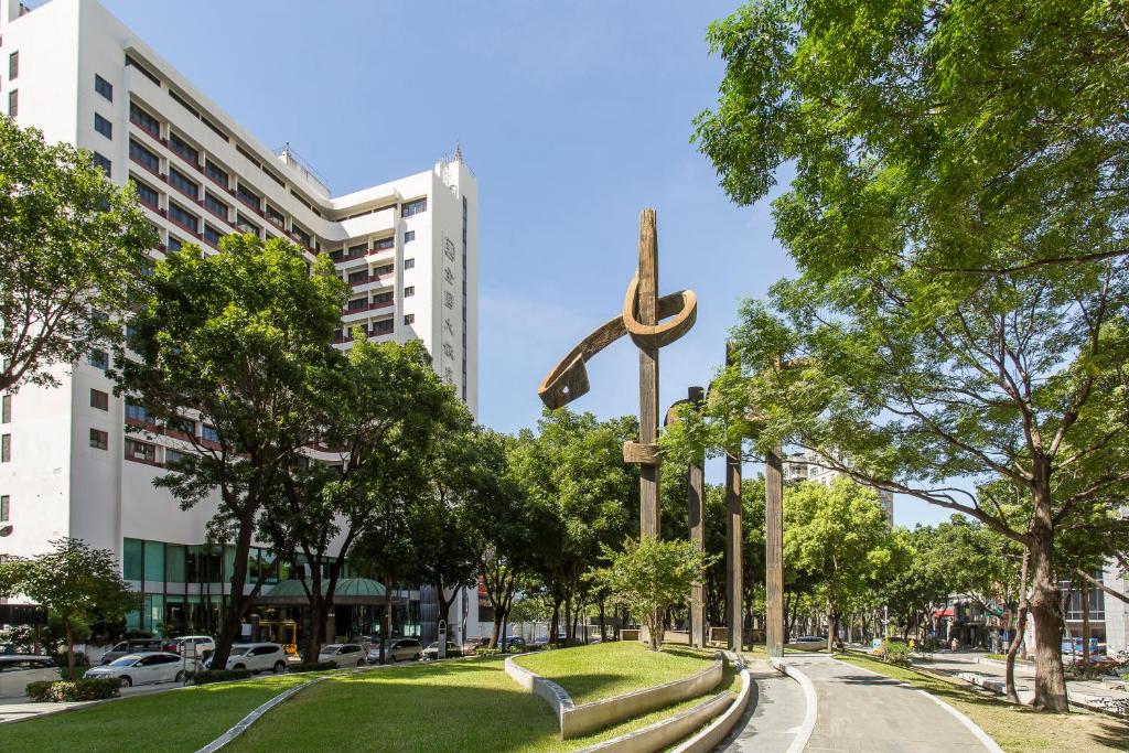 een groot standbeeld in een park in een stad bij Hotel National in Taichung