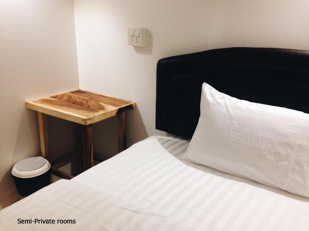 Een bed of bedden in een kamer bij Seahorse Lipe Hostel