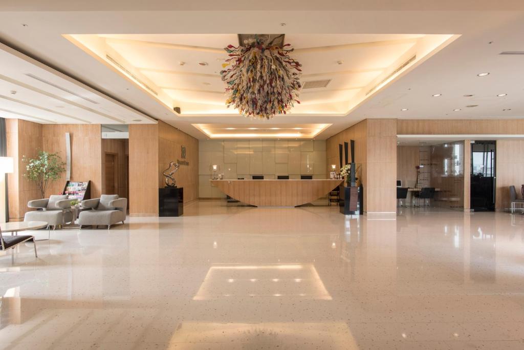 a lobby of a hotel with a large lobbyasteryasteryasteryasteryasteryasteryastery at Beacon Hotel in Taichung