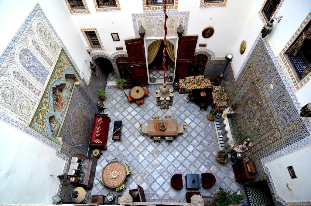 une vue aérienne d'un restaurant dans un bâtiment dans l'établissement Riad Le Patio De Fes, à Fès