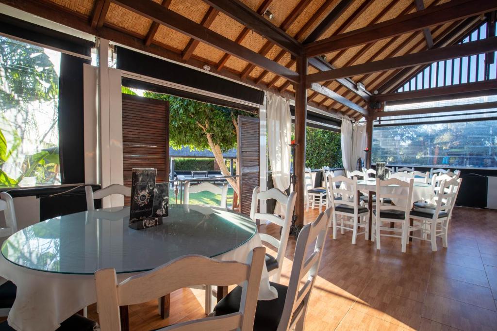 Reštaurácia alebo iné gastronomické zariadenie v ubytovaní Hotel Copacabana Tarifa Beach