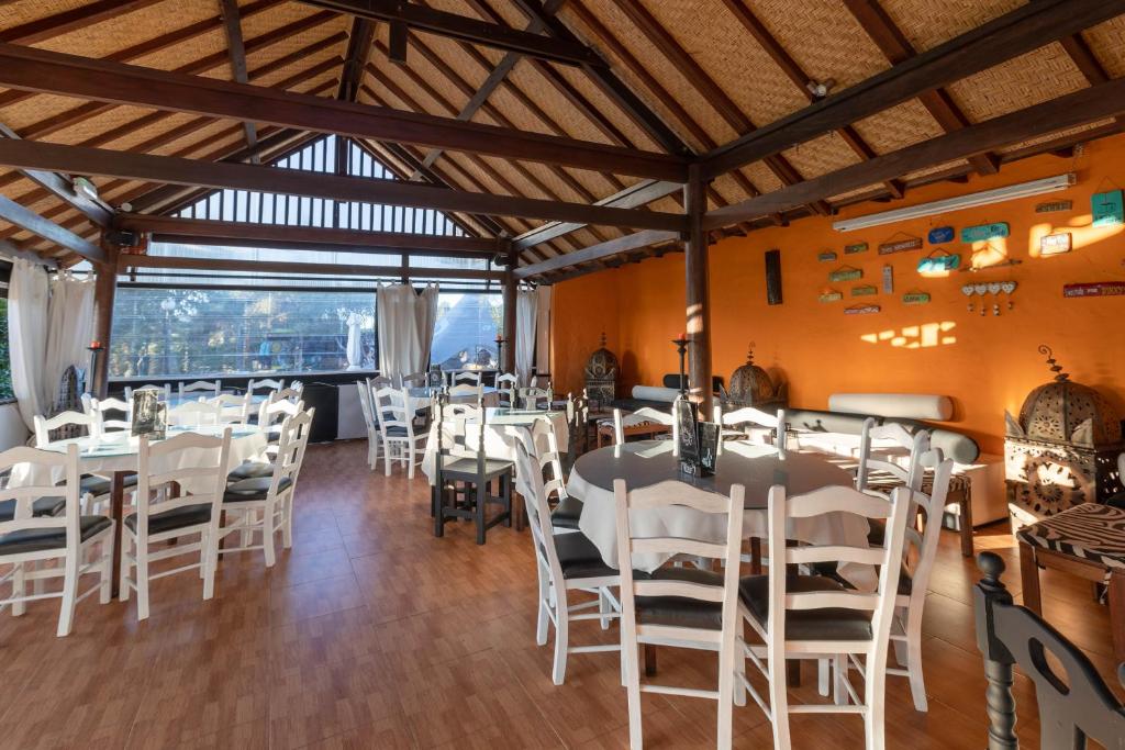 Reštaurácia alebo iné gastronomické zariadenie v ubytovaní Hotel Copacabana Tarifa Beach