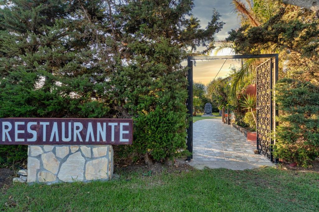 Vonkajšia záhrada v ubytovaní Hotel Copacabana Tarifa Beach