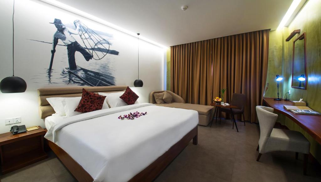 Almond Hotel Bassac River - Deluxe Double - Vista De La Ciudad