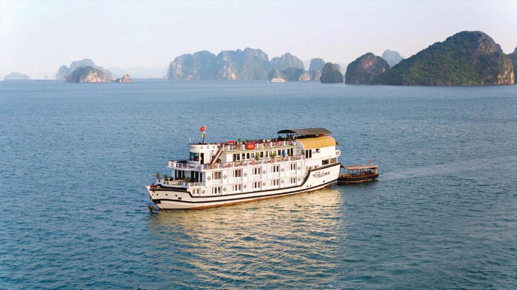 Gallery image of Halong Paloma Cruise in Ha Long