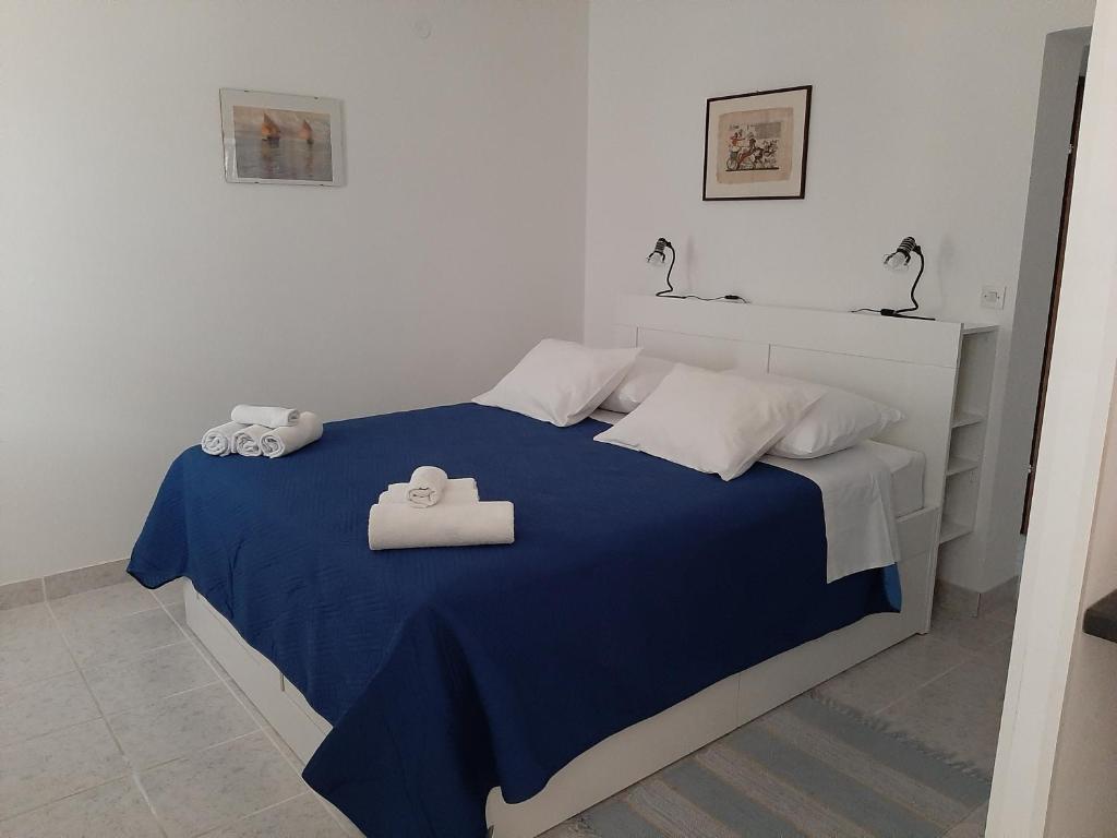 Postel nebo postele na pokoji v ubytování Apartmani Pavičić-Ivelja