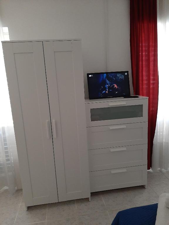 TV a/nebo společenská místnost v ubytování Apartmani Pavičić-Ivelja