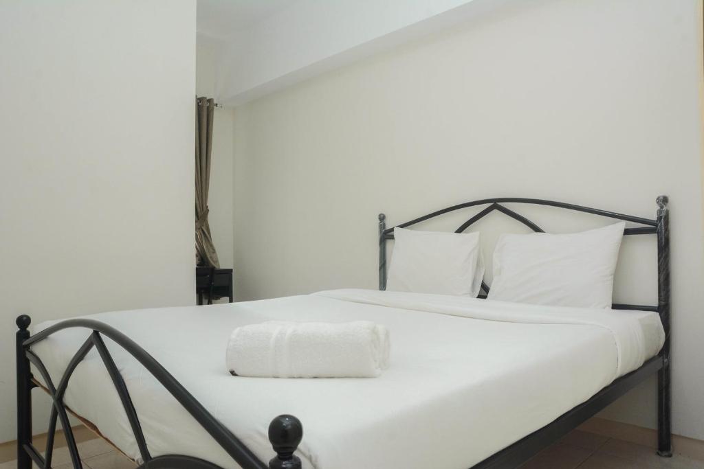 Katil atau katil-katil dalam bilik di Comfy 2BR Apartment Springlake Summarecon Bekasi By Travelio