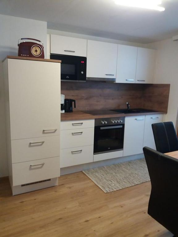 A kitchen or kitchenette at Gästeheim Pötscher