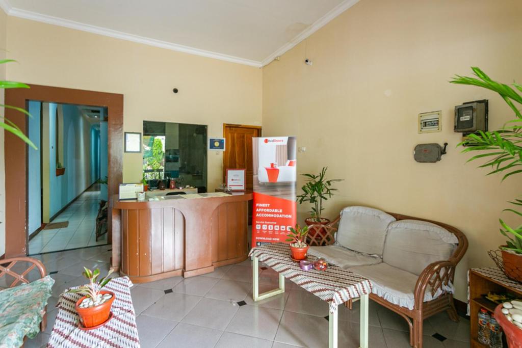 a living room with a couch and a table at RedDoorz Syariah @ Sakinah Guesthouse in Sragen