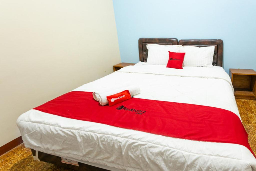 Postel nebo postele na pokoji v ubytování RedDoorz Syariah @ Sakinah Guesthouse