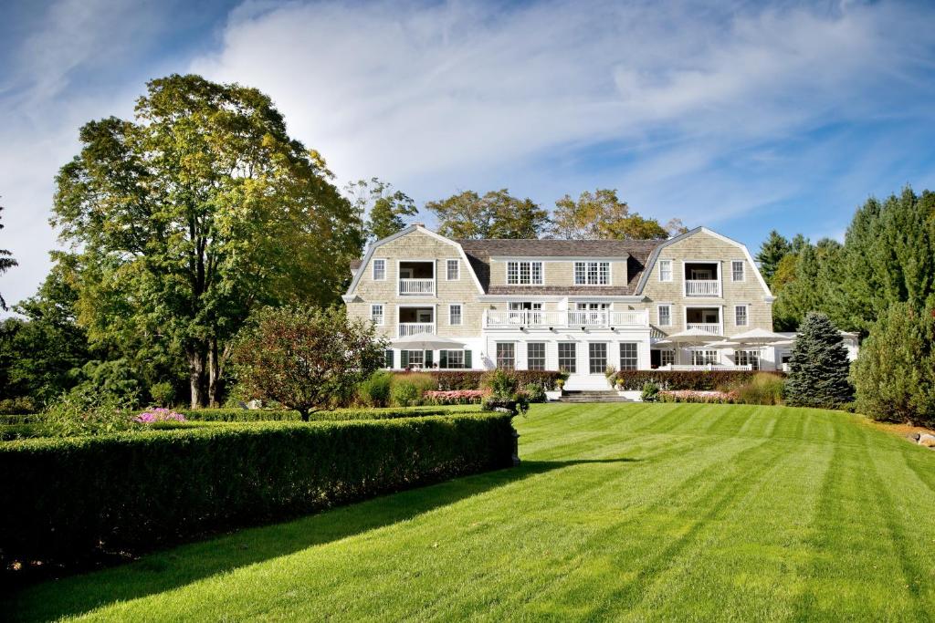 une grande maison blanche avec une grande pelouse dans l'établissement The Mayflower Inn & Spa, Auberge Resorts Collection, à Washington