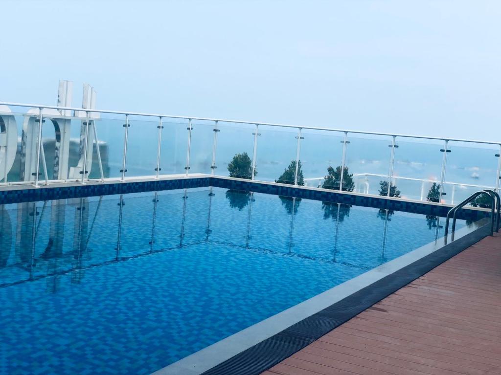 uma piscina no telhado de um edifício em The Hill Residence em Sihanoukville