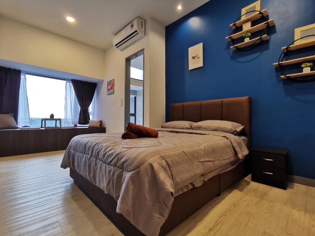 a bedroom with a blue wall and a bed at Thermospace Imperio A-17-19 Melaka City in Melaka