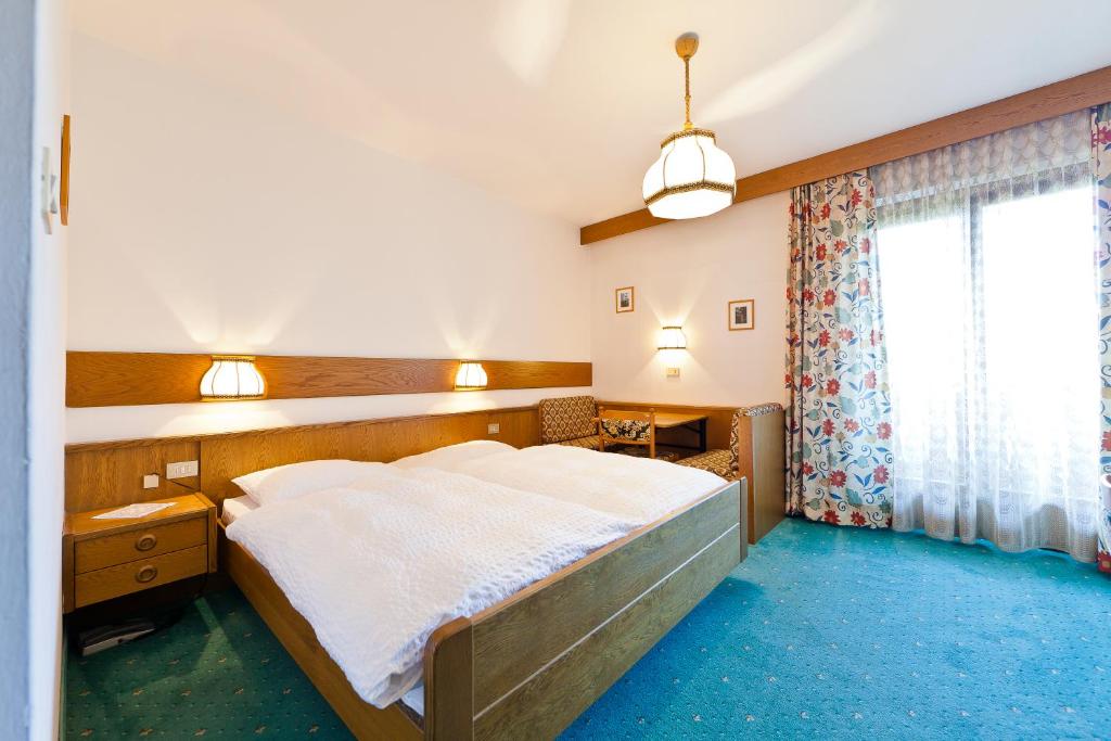 Postel nebo postele na pokoji v ubytování Hotel Brückenwirt - Al Ponte