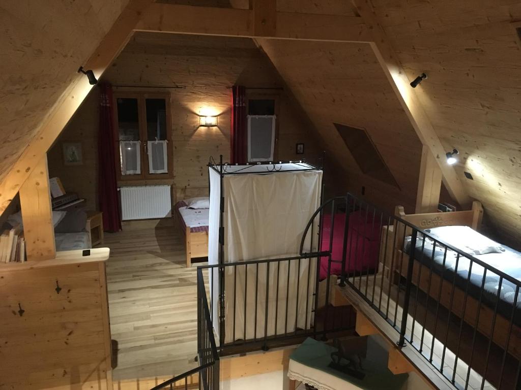 ein Dachzimmer mit einer Treppe in einem Holzhaus in der Unterkunft La cavalièra in Polminhac