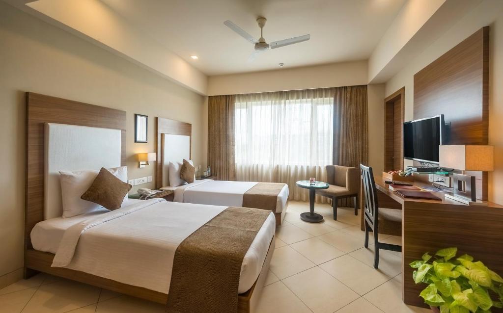 Postel nebo postele na pokoji v ubytování Peerless Hotel Durgapur