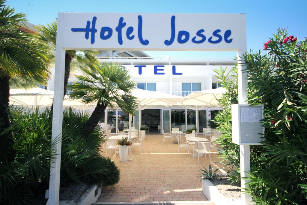 un cartel de "Hotel Lossie" frente a un hotel en Hôtel Josse, en Antibes