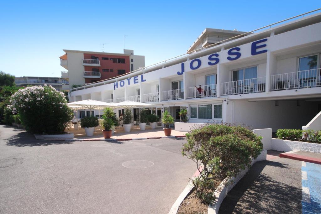 a hotel los angeles with a parking lot in front of it at Hôtel Josse in Antibes