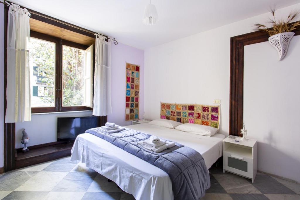 een slaapkamer met een bed en een groot raam bij Amunì in Palermo