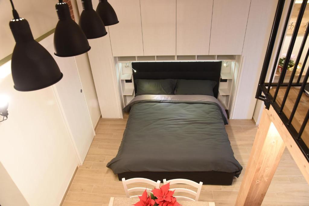 een kleine slaapkamer met een bed in een kamer bij TRE ARCHI HOUSE in Chiusi