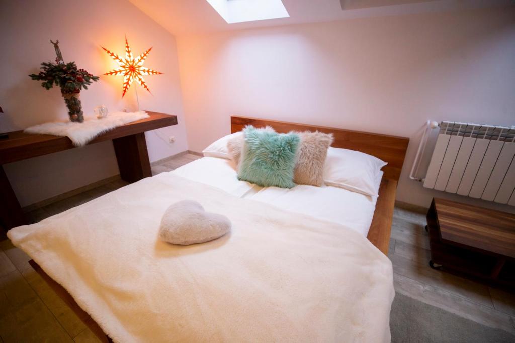 Postel nebo postele na pokoji v ubytování Apartament Dwupoziomowy Nad Tamami
