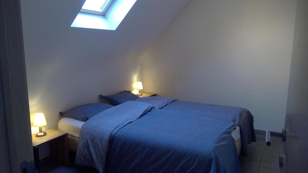 A bed or beds in a room at De Blauwvoet Studio