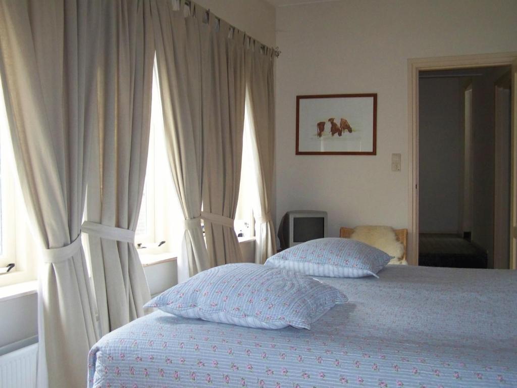 Een bed of bedden in een kamer bij Hotel het Oude Postkantoor