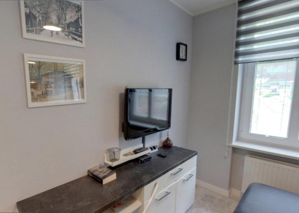 Televízia a/alebo spoločenská miestnosť v ubytovaní Apart-Invest Apartament Wiwi