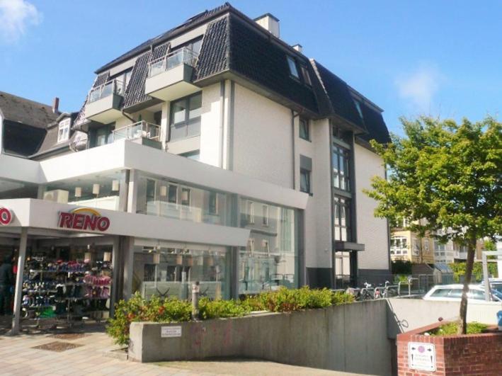 un gran edificio con una tienda delante en App. Kramer 10, en Westerland