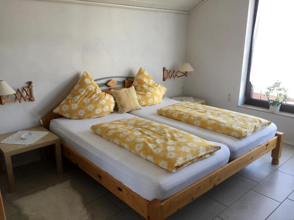 um quarto com duas camas com almofadas em Blindert em Mechernich