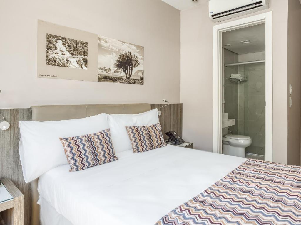 Cama ou camas em um quarto em CHA Pampulha Design Hotel