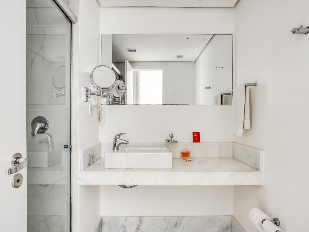 Um banheiro em CHA Pampulha Design Hotel
