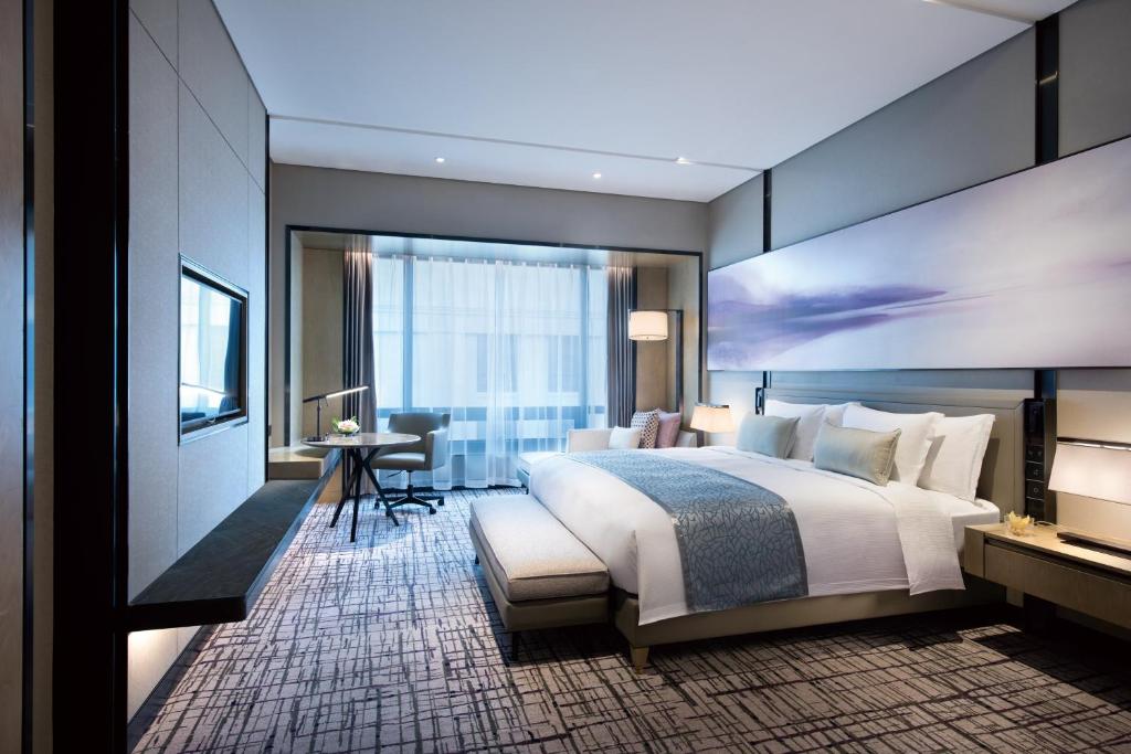 Postel nebo postele na pokoji v ubytování Crowne Plaza Shanghai Pujiang by IHG