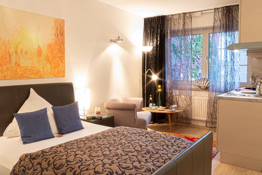 ein Hotelzimmer mit einem Bett und einer Küche in der Unterkunft Apartments am Prinzenplatz - Superior in Kamp-Lintfort