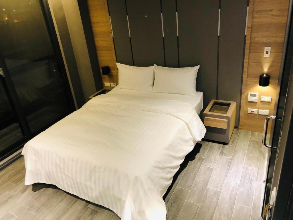 Rúm í herbergi á KIWI SHARE HOTEL ZHONGLI