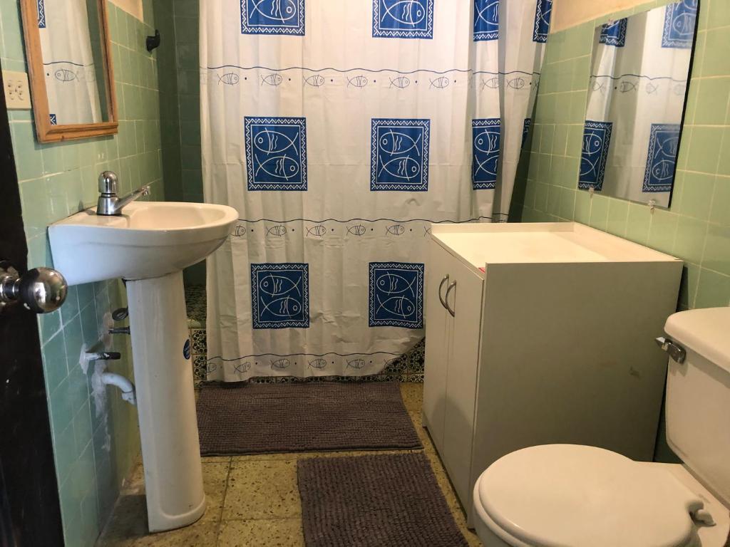 een badkamer met een wastafel, een toilet en een douche bij Departamento frente al mar in Playas