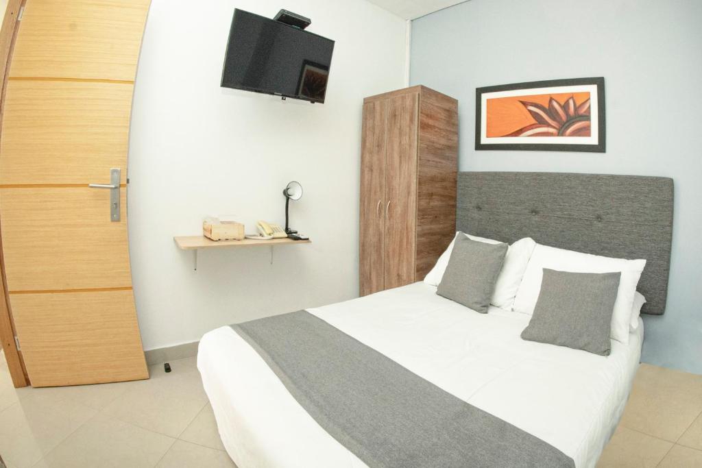 Postel nebo postele na pokoji v ubytování Llanogrande Airport by Bernalo Hotels