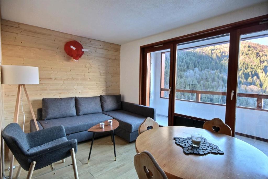 Ruang duduk di APPARTEMENT AVCE ACCES PISCINE-WIFI-SAINT JEAN D'AULPS STATION-4 PERSONNES-DAILLE S18