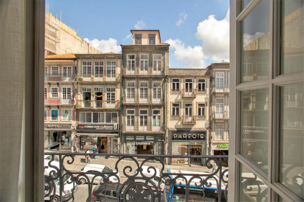 una finestra con vista sulla città di Clérigos Prime Suites by Porto City Hosts a Porto