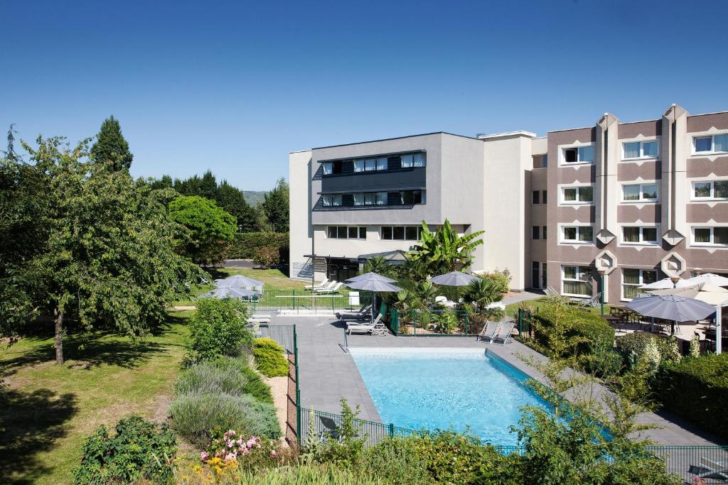 Bazén v ubytování Novotel Clermont-Ferrand nebo v jeho okolí