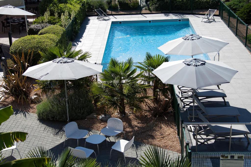 Bazén v ubytování Novotel Clermont-Ferrand nebo v jeho okolí