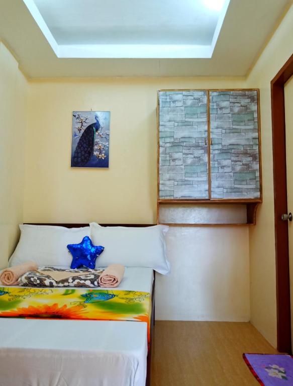 Uma cama ou camas num quarto em Aquing's Place