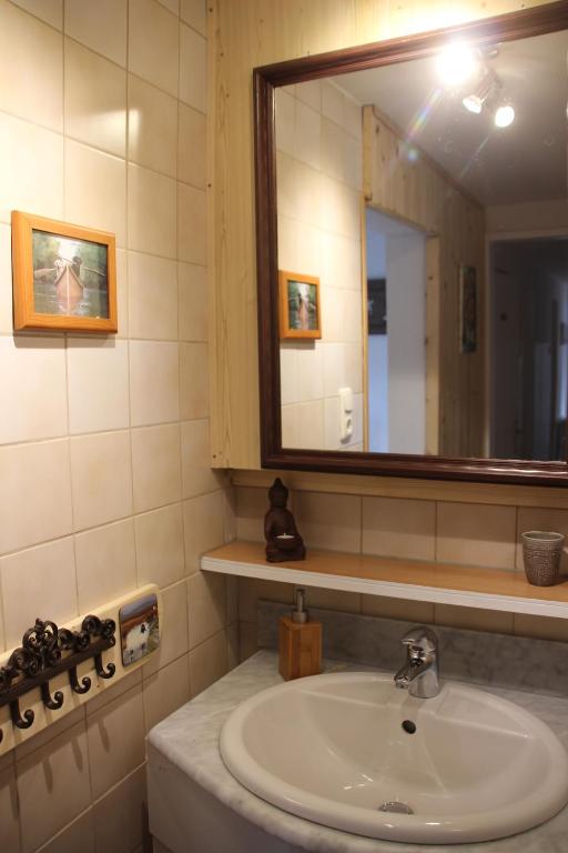ein Badezimmer mit Waschbecken und Spiegel in der Unterkunft Haus Mauken - Appartments mit Panoramablick in Murau