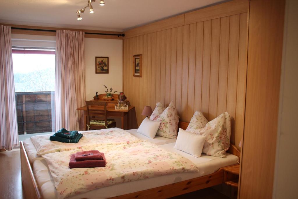 ein Schlafzimmer mit einem Bett mit Kissen darauf in der Unterkunft Haus Mauken - Appartments mit Panoramablick in Murau